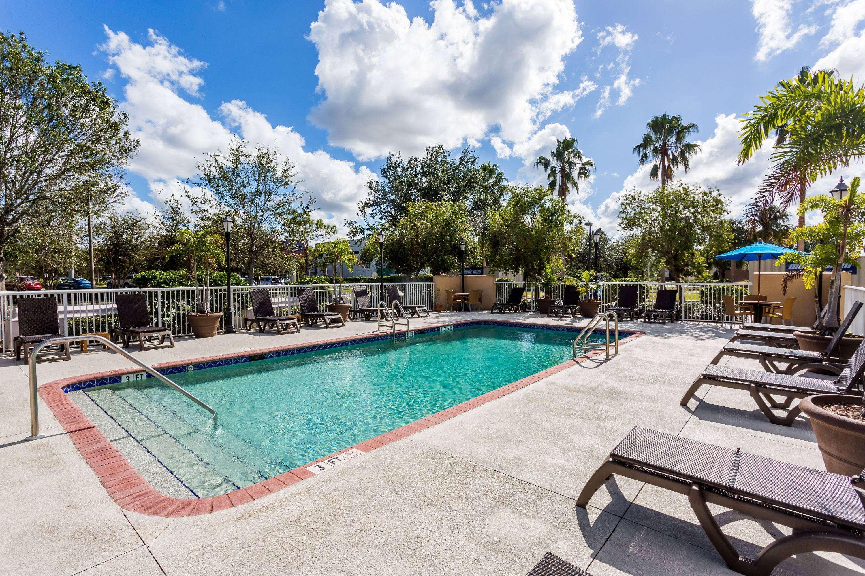 Baymont By Wyndham Fort Myers Airport Exterior foto